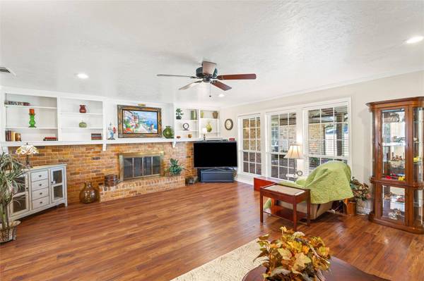 1305 Thunderbrook Drive, Desoto, TX 75115