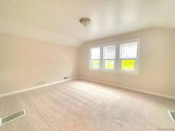 7396 MCKINLEY, Center Line, MI 48015