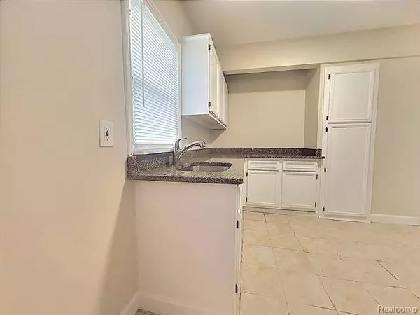 7396 MCKINLEY, Center Line, MI 48015