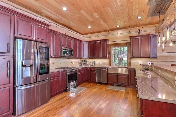 935 LEATZOW RD, Three Lakes, WI 54562