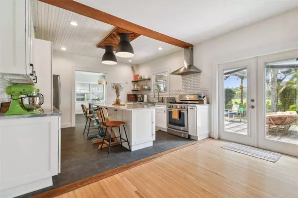 45 W OAKWOOD ST, Tarpon Springs, FL 34689