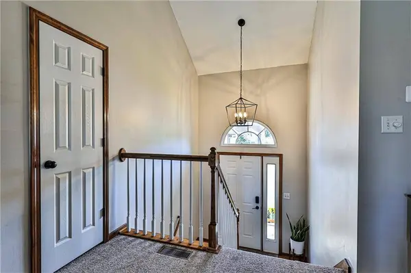 1221 SE Scenic DR, Blue Springs, MO 64014