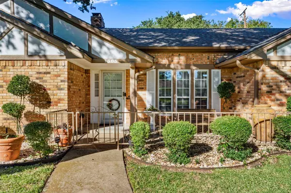 1305 Thunderbrook Drive, Desoto, TX 75115