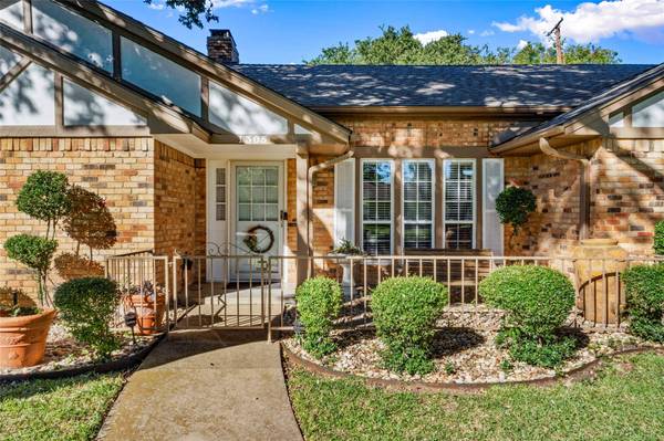 1305 Thunderbrook Drive, Desoto, TX 75115