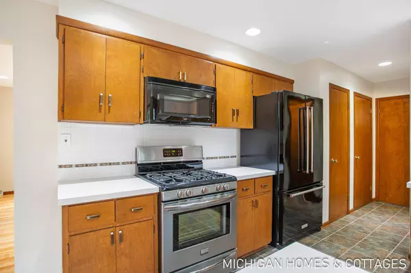 4782 Crestwood Avenue, Holland, MI 49423