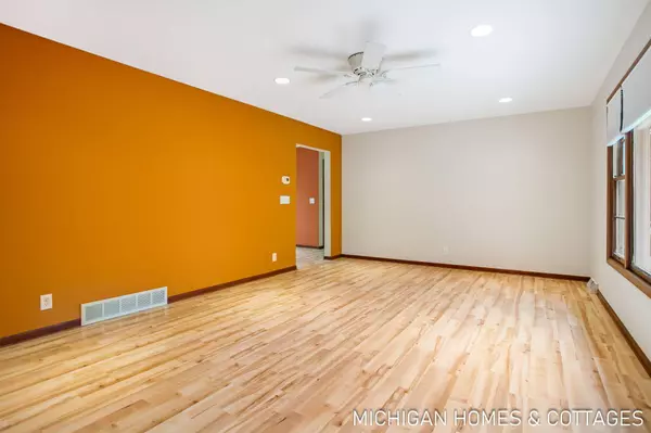 4782 Crestwood Avenue, Holland, MI 49423