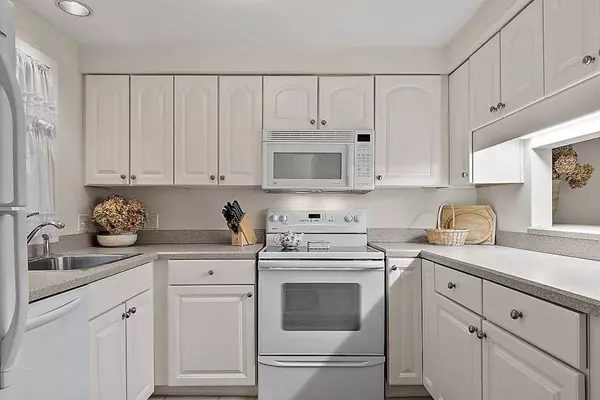 112 Mill Pond #112, North Andover, MA 01845