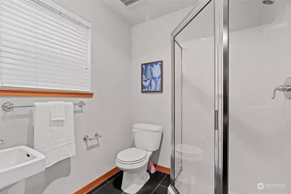 4331 9th AVE NE #B, Seattle, WA 98105