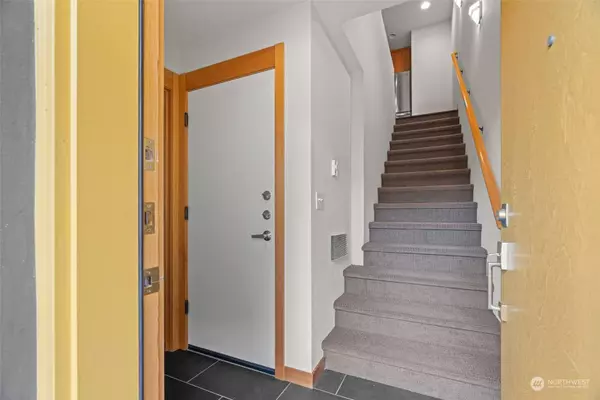 4331 9th AVE NE #B, Seattle, WA 98105