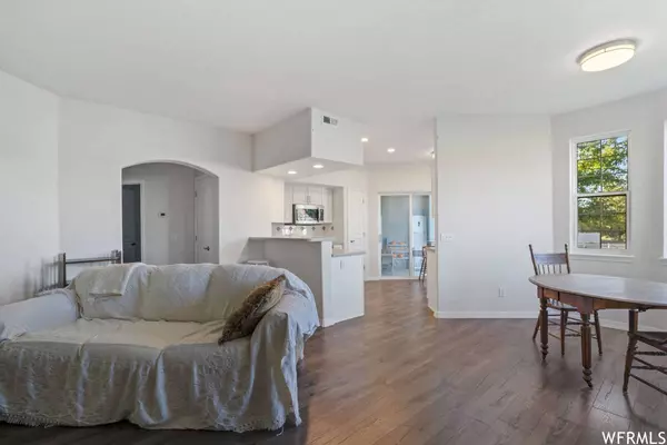 18 COURTYARD LN, Centerville, UT 84014