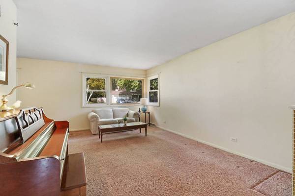 647 E Stark DR, Palatine, IL 60074