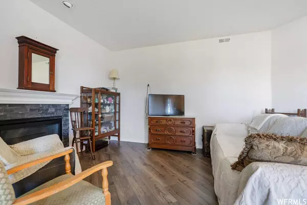 18 COURTYARD LN, Centerville, UT 84014