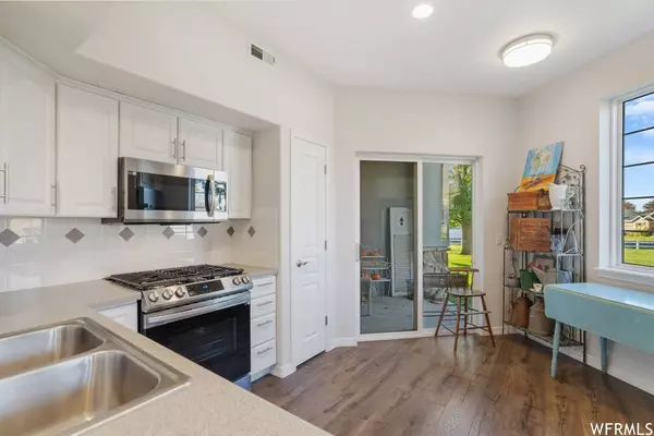 18 COURTYARD LN, Centerville, UT 84014