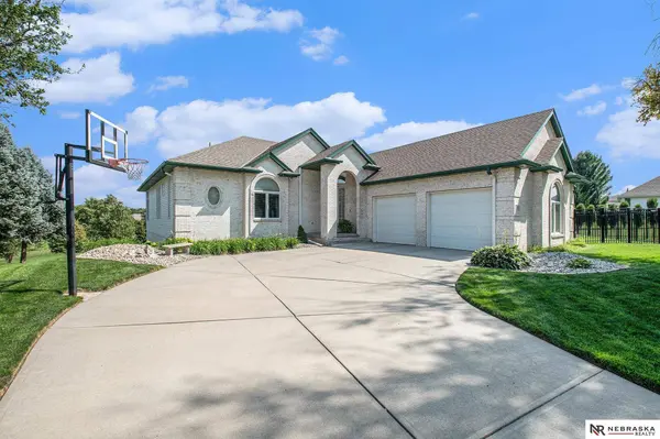17803 Bel Air Circle, Omaha, NE 68136