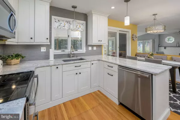 894 LAFAYETTE DR, Mount Laurel, NJ 08054