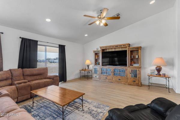 33487 N KAREN Lane, San Tan Valley, AZ 85143