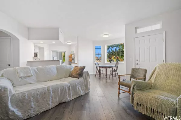 18 COURTYARD LN, Centerville, UT 84014