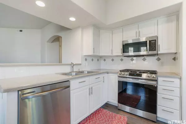 18 COURTYARD LN, Centerville, UT 84014