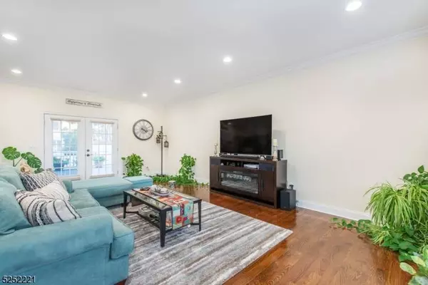 10 Rollins Ave, Clifton City, NJ 07011