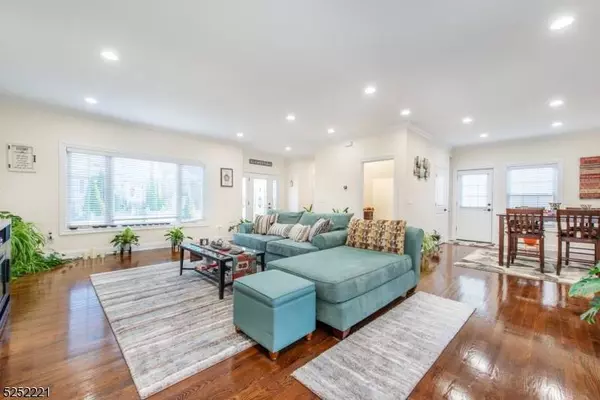 10 Rollins Ave, Clifton City, NJ 07011