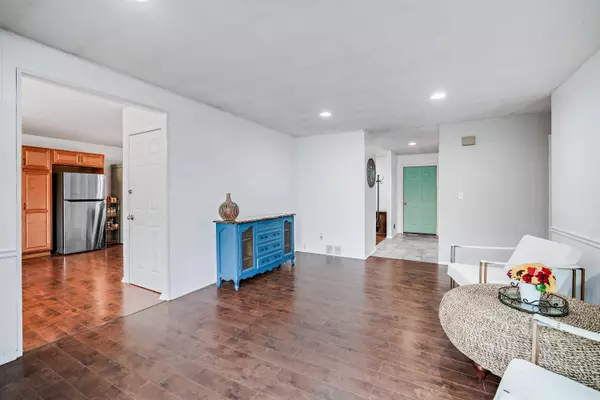 1312 W Liebau Rd, Mequon, WI 53092