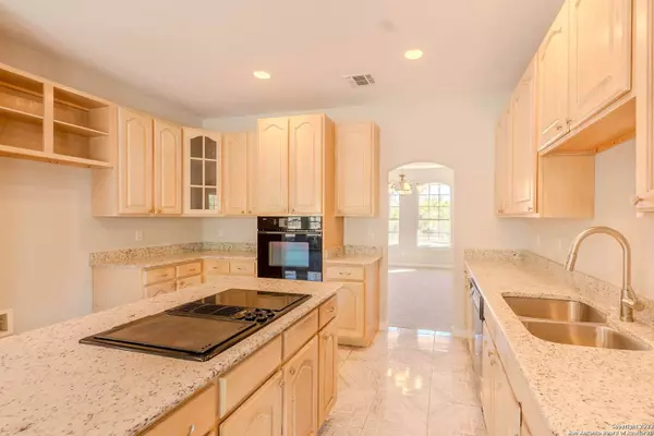 272 COUNTY ROAD 385, San Antonio, TX 78253-6818