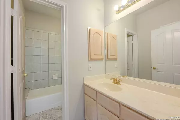 272 COUNTY ROAD 385, San Antonio, TX 78253-6818