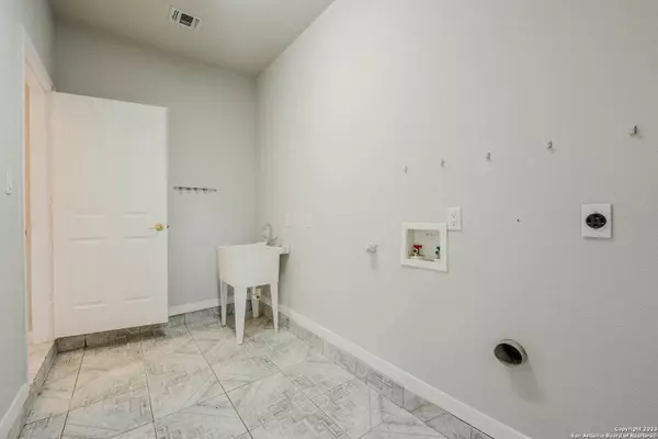 272 COUNTY ROAD 385, San Antonio, TX 78253-6818