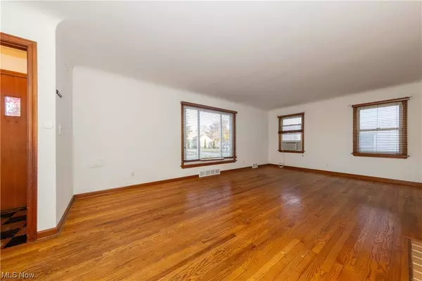 5164 Case AVE, Lyndhurst, OH 44124