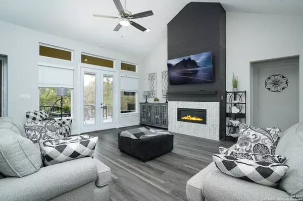 429 Englewood Ln, Castroville, TX 78009