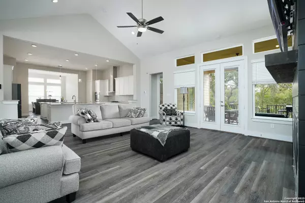 429 Englewood Ln, Castroville, TX 78009