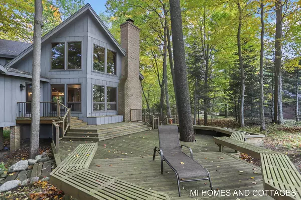 1648 Walker Road, Fennville, MI 49408