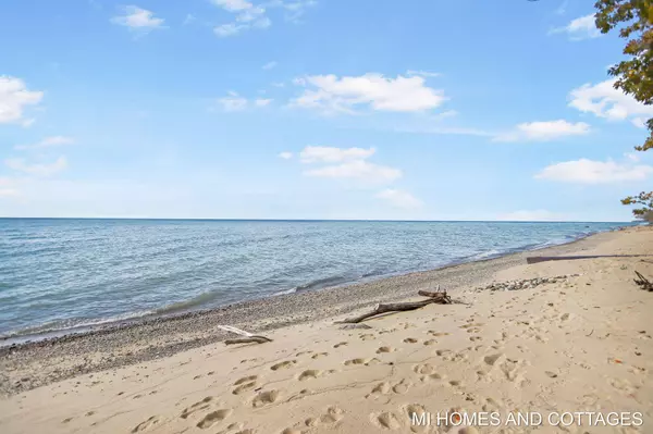 1648 Walker Road, Fennville, MI 49408