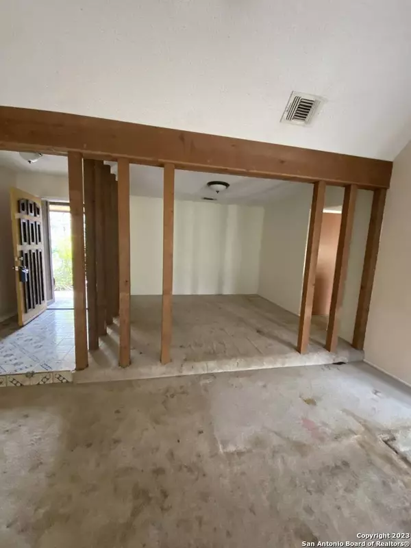 8702 STAR CREEK DR, San Antonio, TX 78251-2516