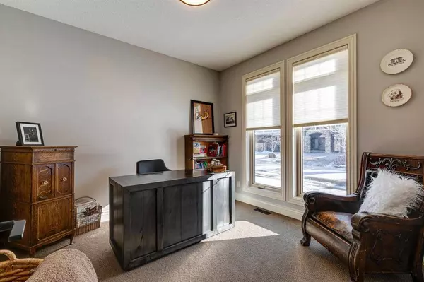 14 Westpark PL SW, Calgary, AB T3H 0C3