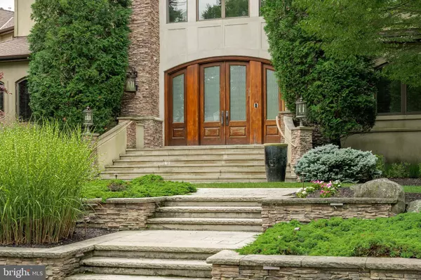 4 SOUTHWOOD DR, Cherry Hill, NJ 08003