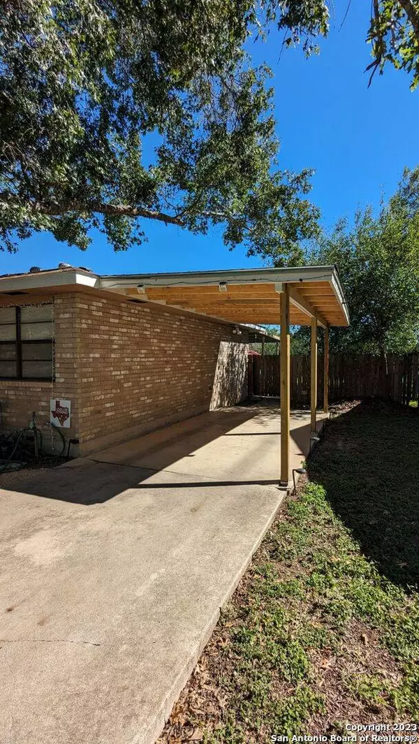 15 Rosebud Circle, Uvalde, TX 78801