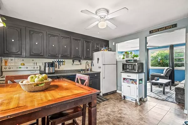 16 Charlotte Rd, Tewksbury, MA 01876