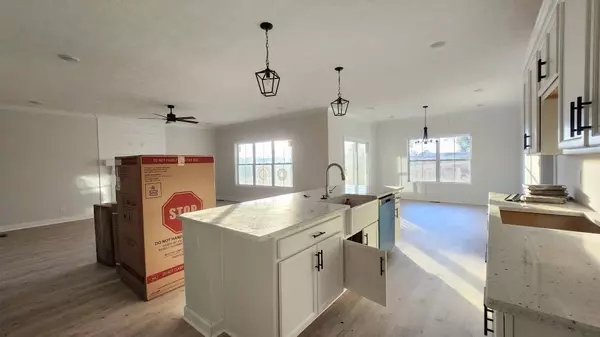 1734 Oak Forest Dr, Clarksville, TN 37043