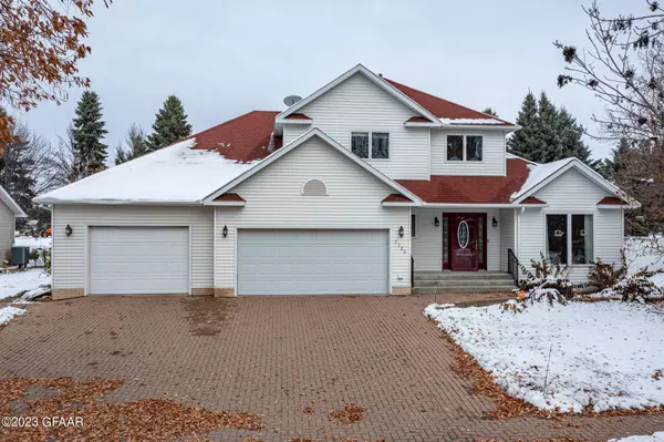 3322 PRIMROSE Circle, Grand Forks, ND 58201