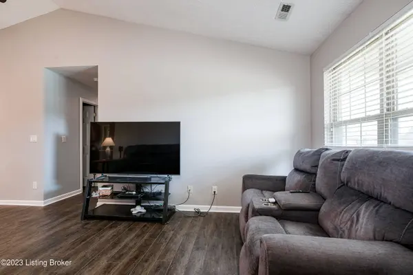 1302 Field Stone Dr, Jeffersonville, IN 47130