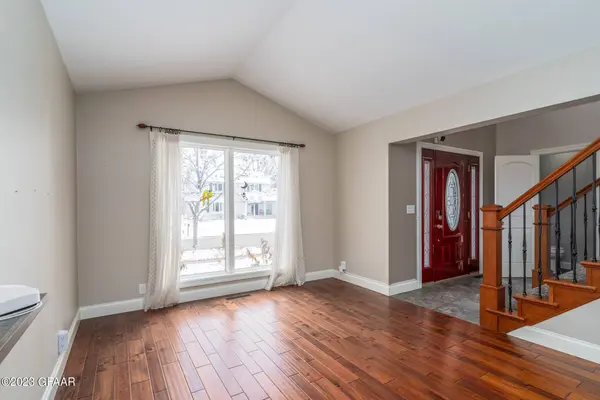 3322 PRIMROSE Circle, Grand Forks, ND 58201