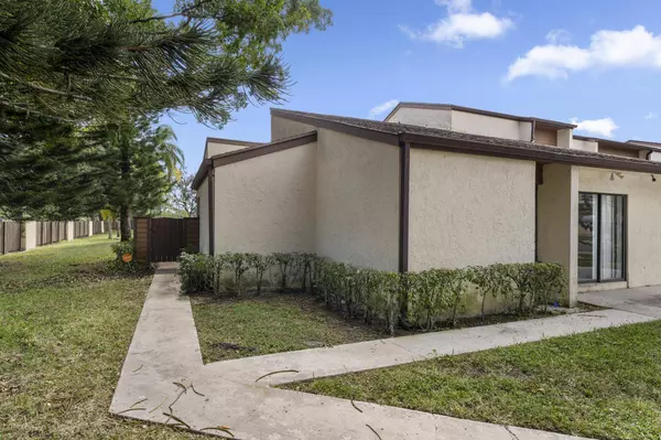 3504 Tamarack TRL, West Palm Beach, FL 33406