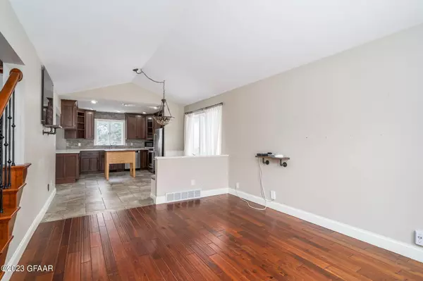 3322 PRIMROSE Circle, Grand Forks, ND 58201