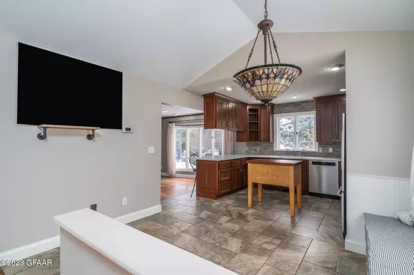 3322 PRIMROSE Circle, Grand Forks, ND 58201