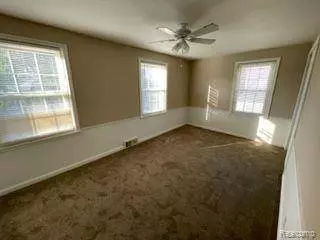 944 KINGS Highway N, Lincoln Park, MI 48146