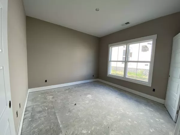 490 Spiderwort Dr, Clarksville, TN 37043