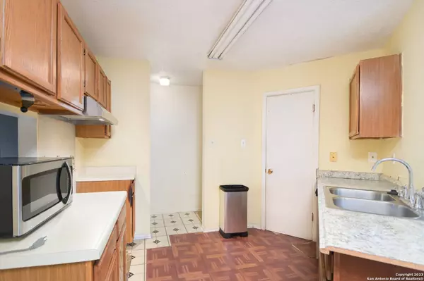 6098 GLACIER SUN DR, San Antonio, TX 78244-1147