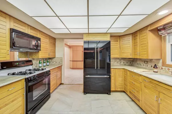 1341 Wessling DR, Northbrook, IL 60062