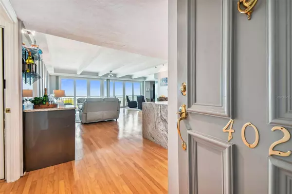 7650 BAYSHORE DR #402, Treasure Island, FL 33706